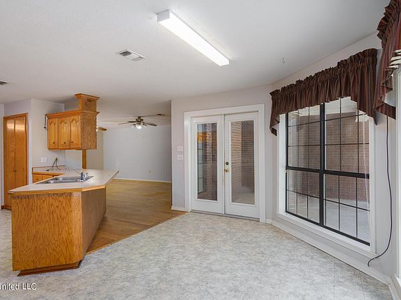 4th image of 100 E Lakeview Dr