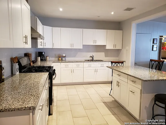 950 Santa Monica St — Photo 4