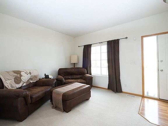2nd image of 555 SE Crabapple Dr