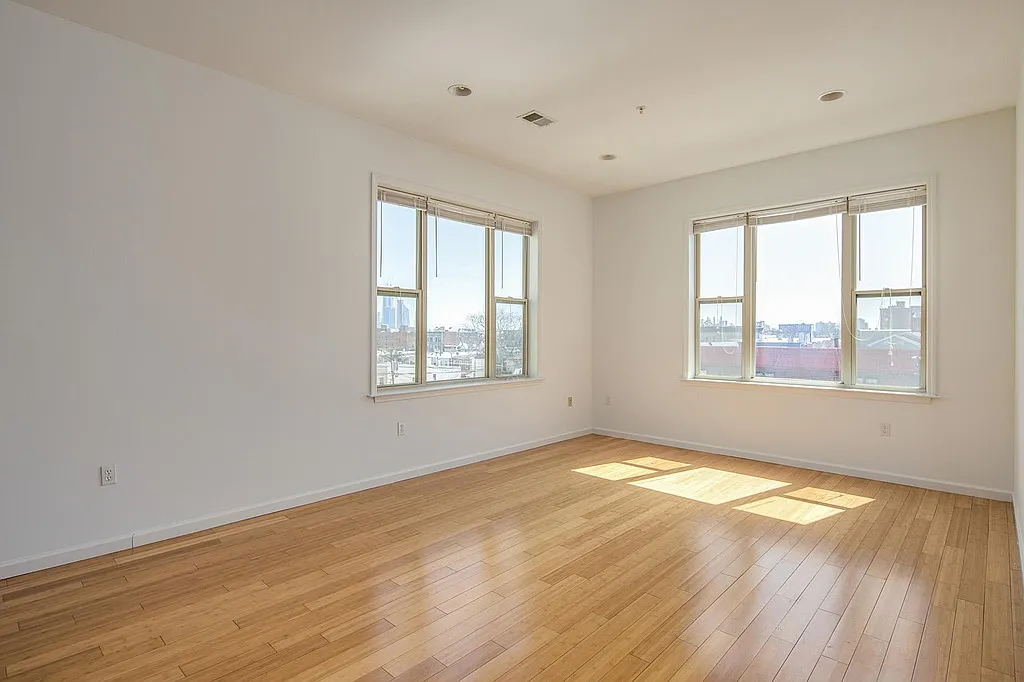 5005 Palisade Plaza — Photo 4