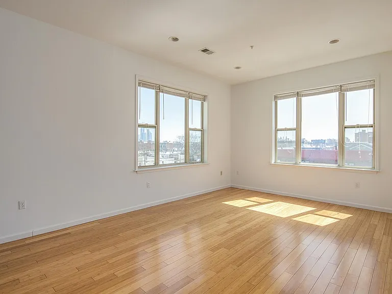5005 Palisade Plaza — Photo 5