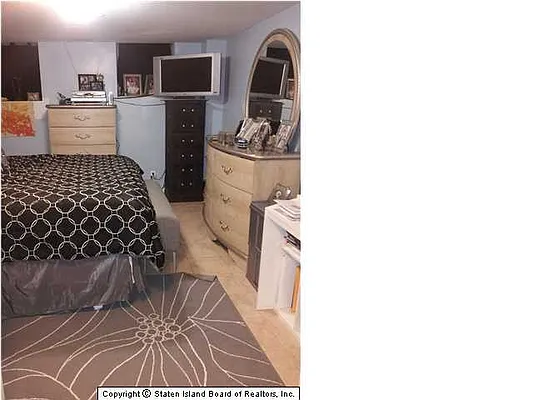 Sold by Thomas Gugliucci Real Estate | media 19