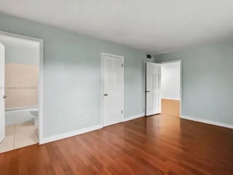 5911 NE 14th Ln — Photo 7
