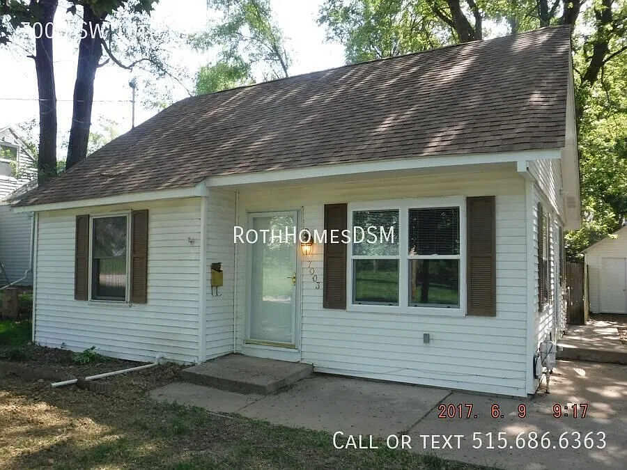 3 Bedroom 1 Bath Home With 1 Car Detached Garage — Photo 2
