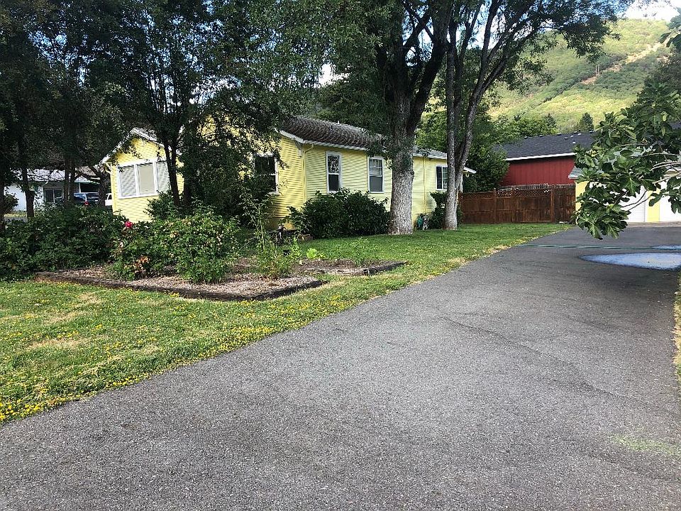 2nd image of 1007 NE Hefley St Grants Pass Or