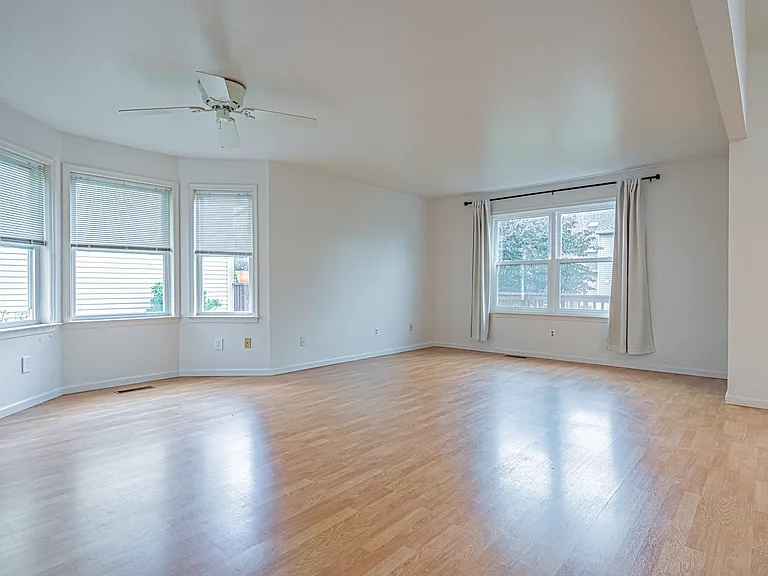 323 Surrey Pl — Photo 21