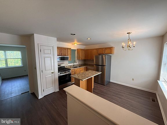 5th image of 37 Queen Ave