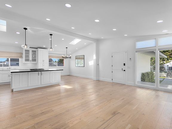 3rd image of 3200 N Poinsettia Ave