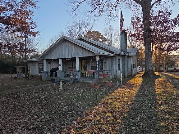 2nd image of 907 Moss St