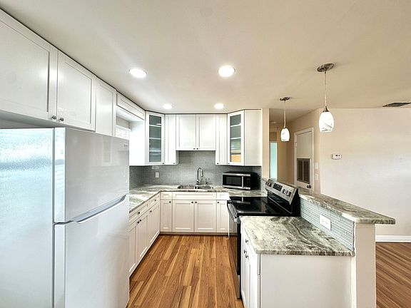 3rd image of 6711 W Clifton St