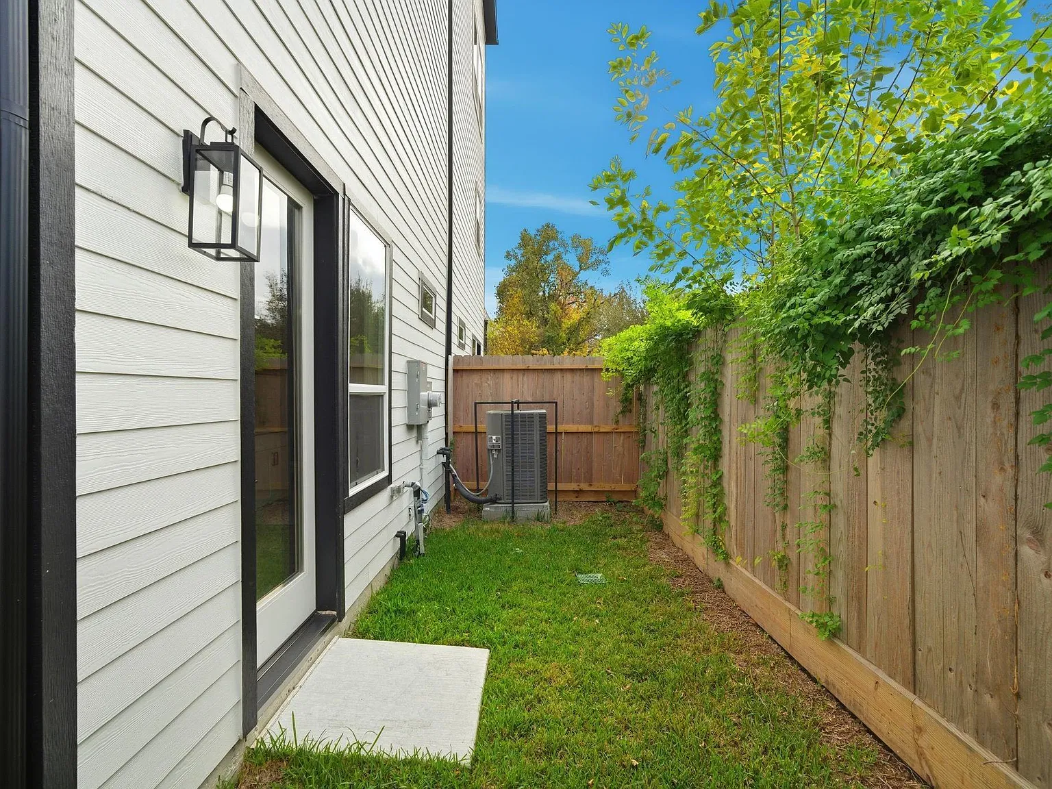 3 bed, 3.5 bath, 1694 sqft, $3,200 — Photo 3