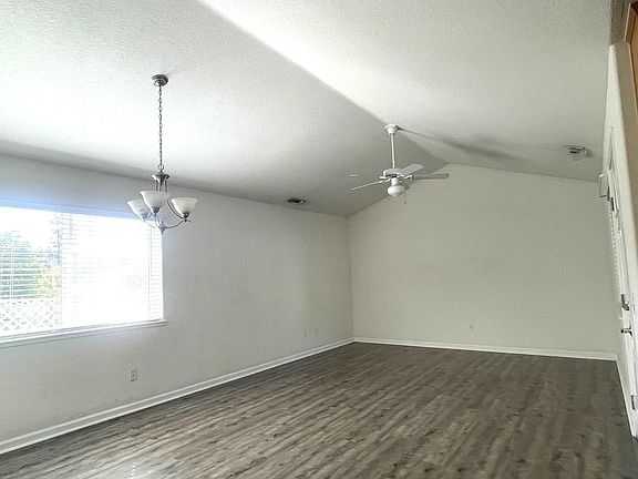 3rd image of 164 Highlands Ct