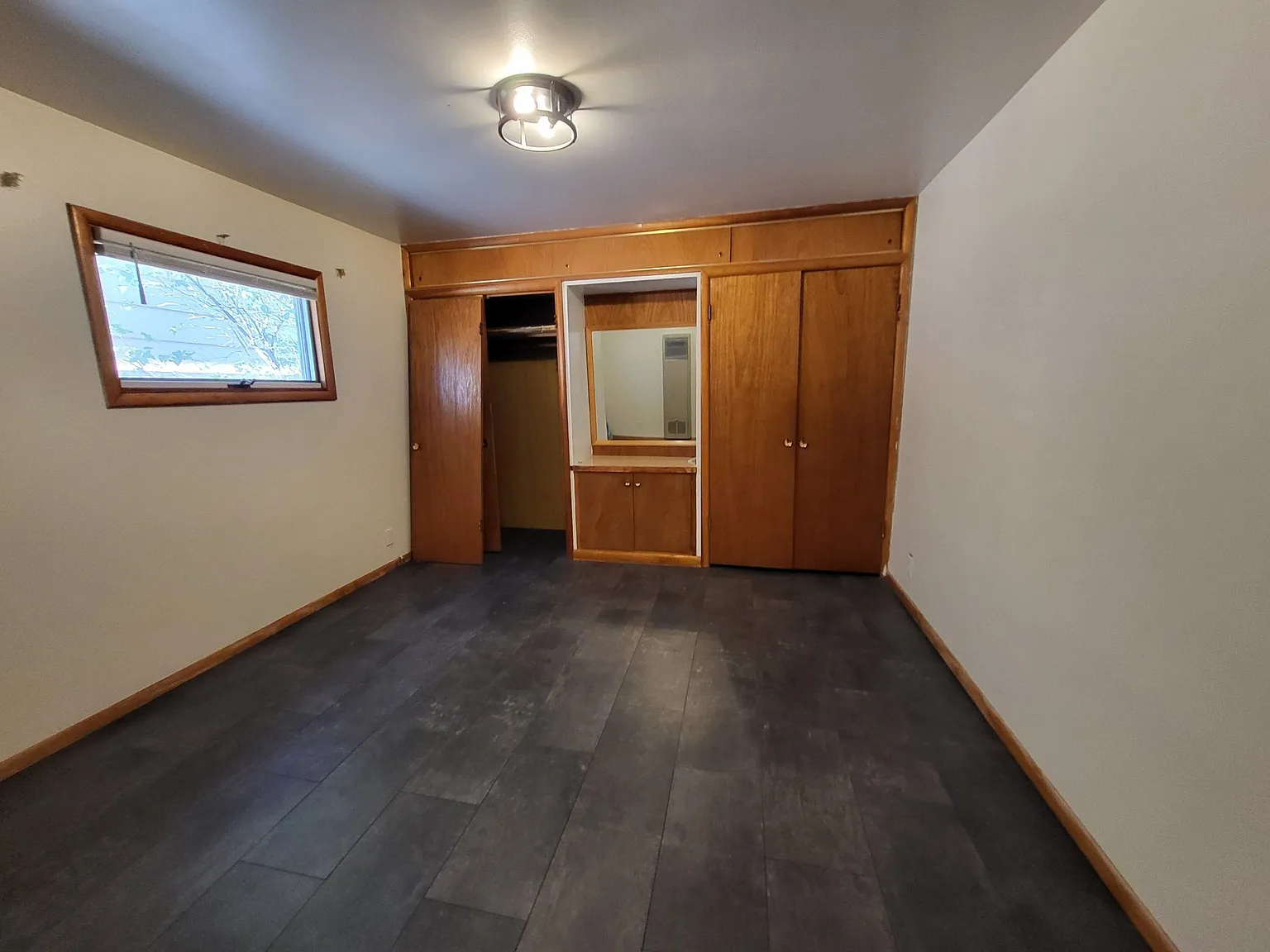 1 Bedroom Apartments in Conrad — Photo 2