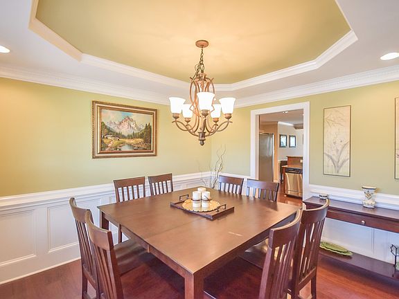 3rd image of 185 Bridle Dr