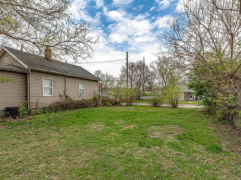 1915 Woodlawn Ave — Photo 23