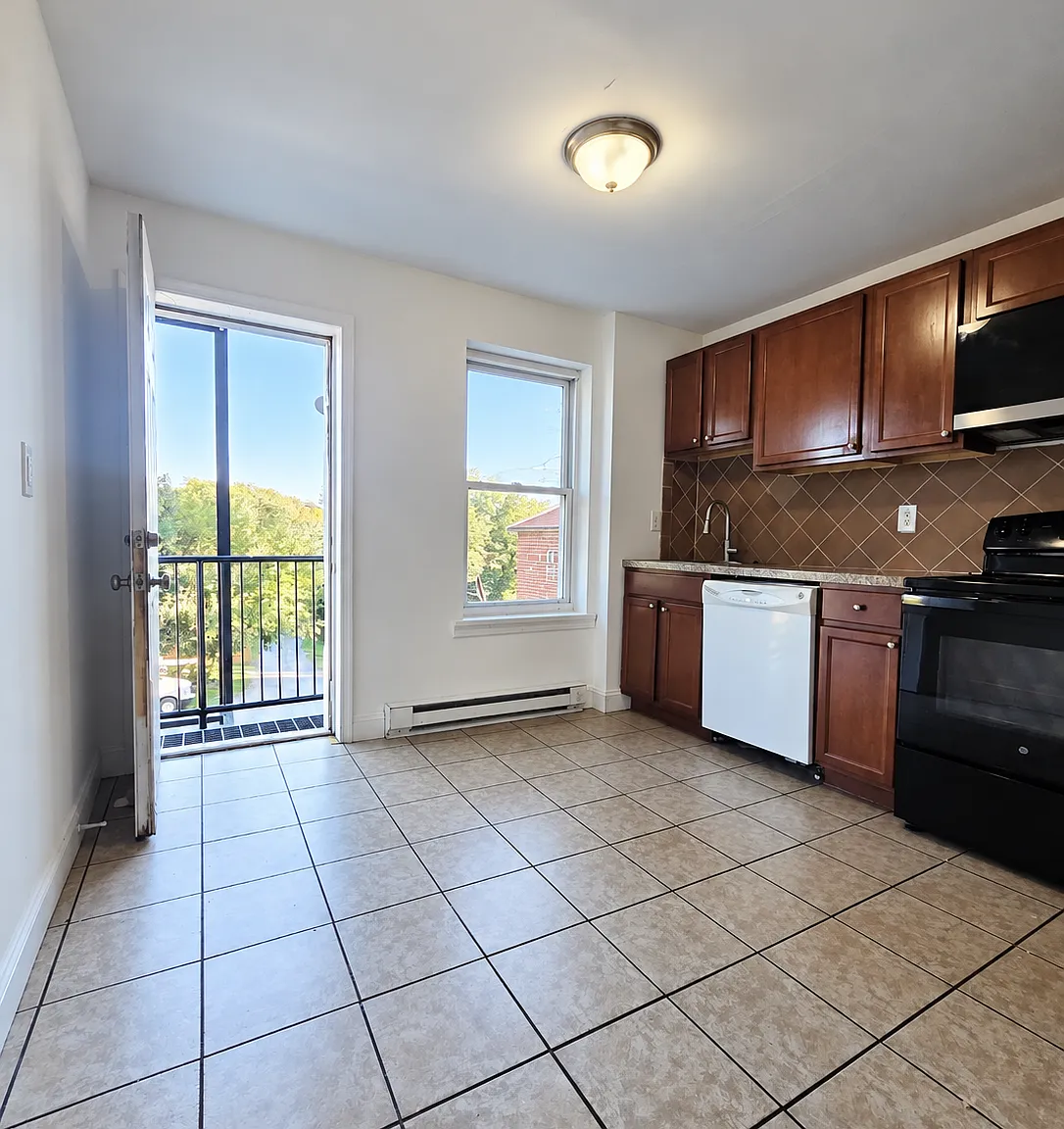 142 E Evergreen St — Photo 4