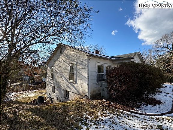 4th image of 302 Westman Street SW