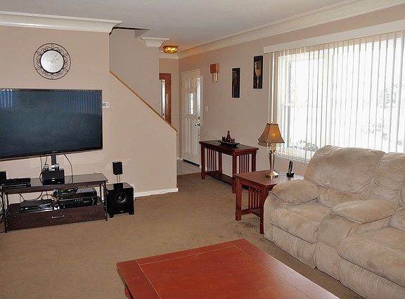 3rd image of 360 E Red Oak Ave