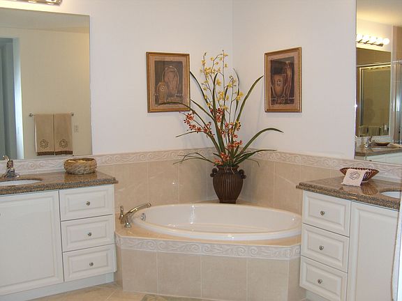 5th image of 29 Harbour Isle Dr W Unit 205