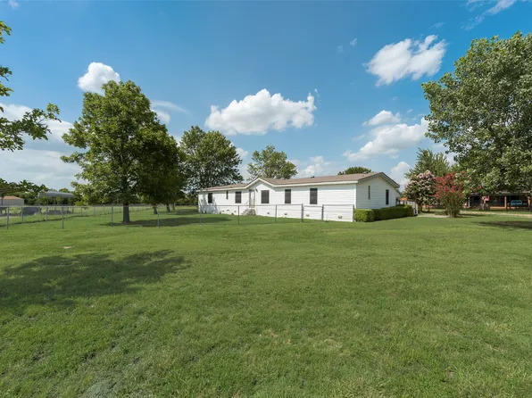 5694 Hillcrest Dr, Farmersville, TX 75442