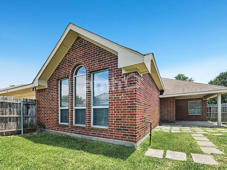 7501 Providence Dr — Photo 16