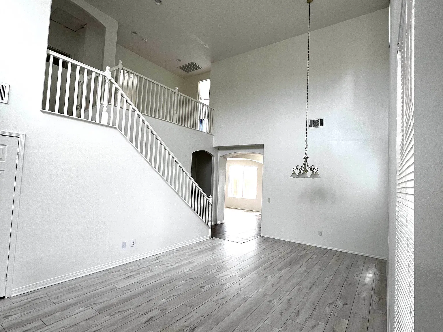 5 bed, 2427 sqft, $3,600 — Photo 2