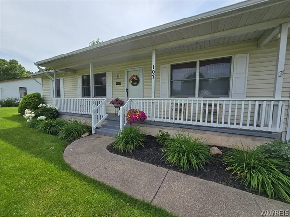 107 Eastview Dr, Medina, NY 14103