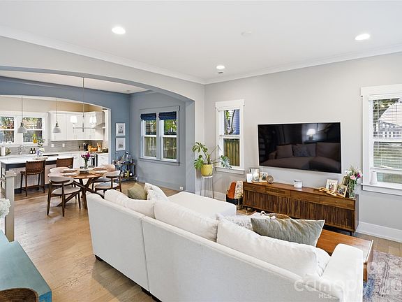 3rd image of 1010 Everett Pl