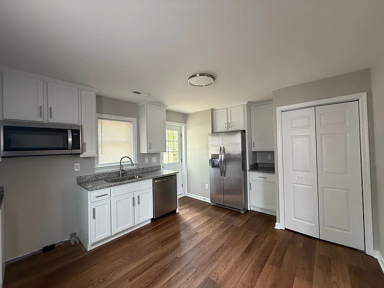 2100 Wright Ave — Photo 6