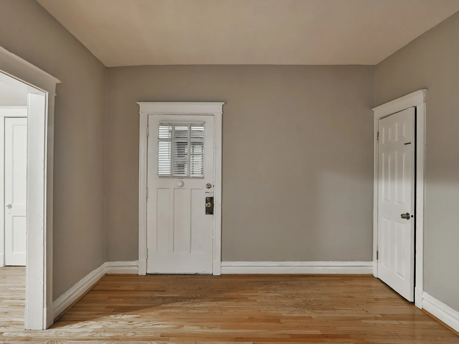 3 bed, 1400 sqft, $3,294 — Photo 3