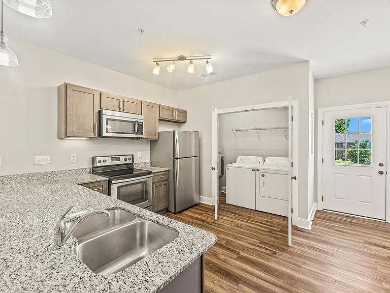 137 N Franklin Ave — Photo 7