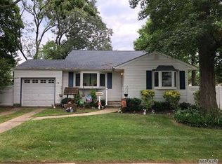 262 Balchen St, Massapequa Park, NY 11762