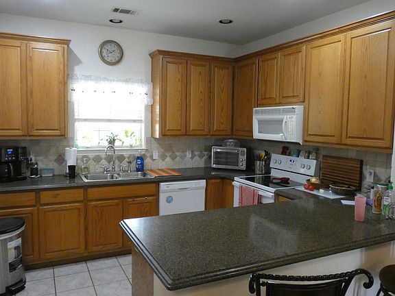 4th image of 215 Glendale Ln