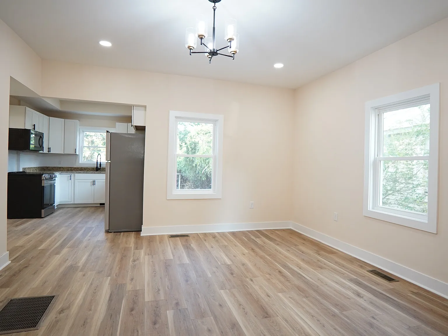 2 bed, 1000 sqft, $1,350 — Photo 3