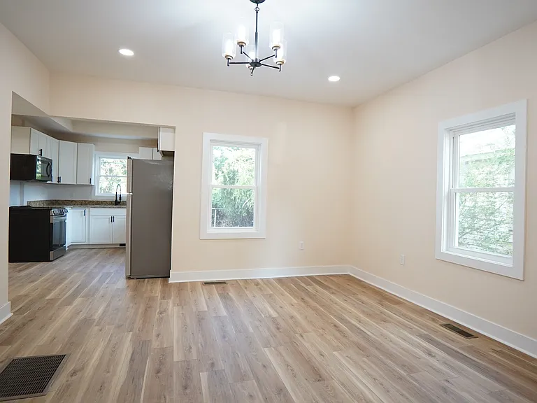 2204 Memorial Ave — Photo 3