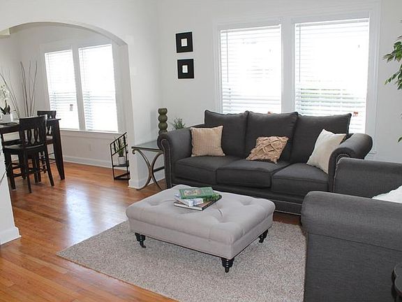 4th image of 403 E Janette Ave