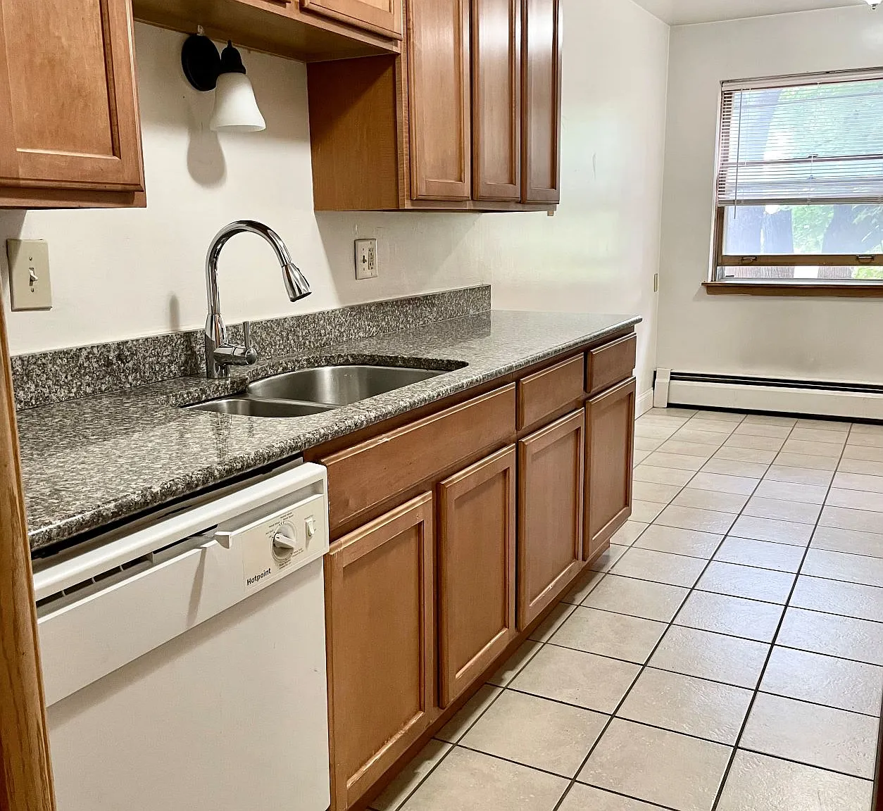 2 bed, 1100 sqft, $1,595 — Photo 1