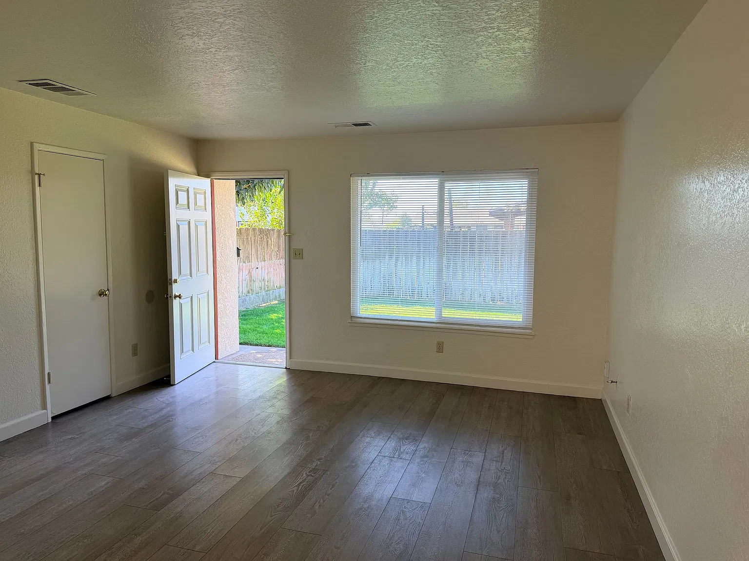 2 bed, 925 sqft, $1,600 — Photo 3
