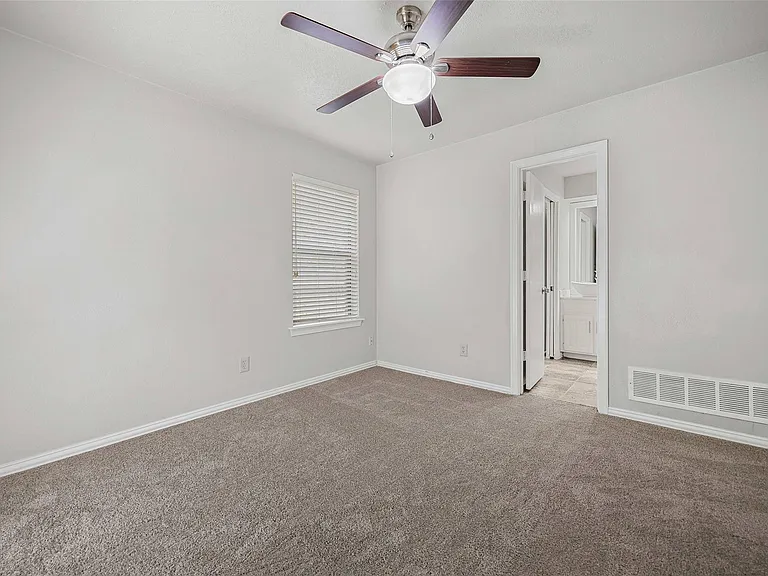2011 Reverchon Dr — Photo 16