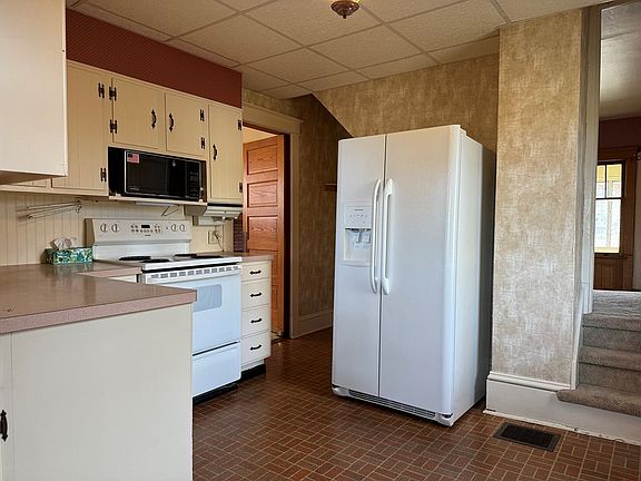 3rd image of 624 Vine St