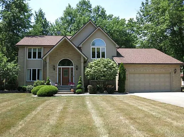 90 Riverwoods Dr, Grand Island, NY 14072