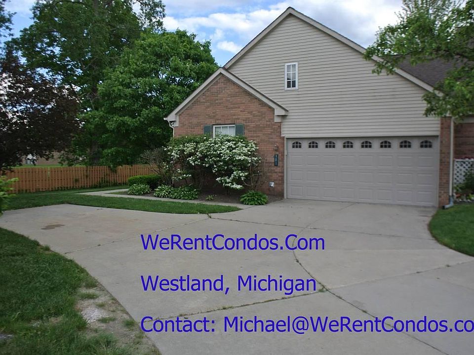 Large 2 Car Side Entry Garage and Extra Parking Space!