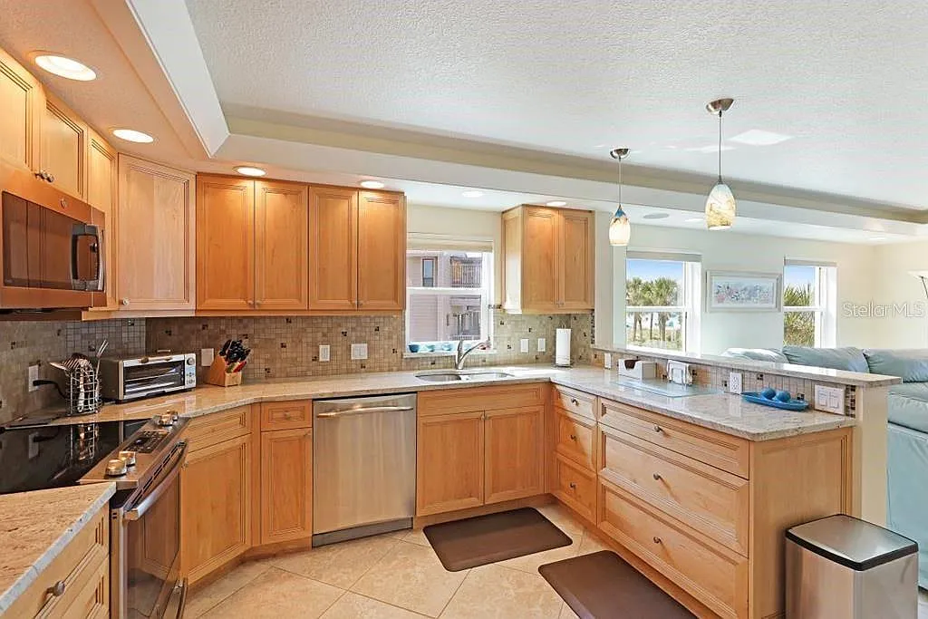 2 bed, 2.0 bath, 1043 sqft, $8,250 — Photo 4