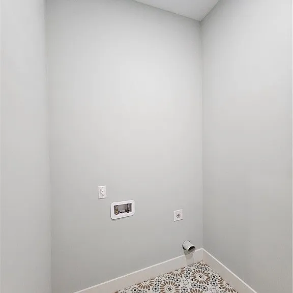 521 W 38th St — Photo 35