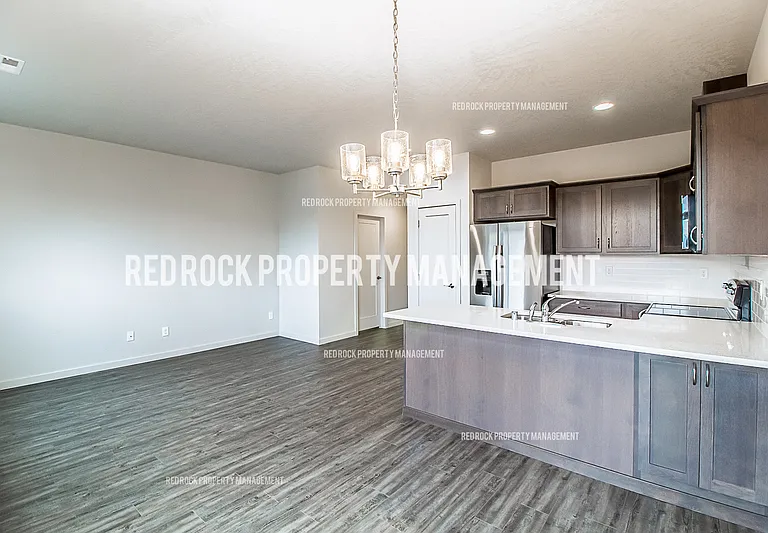 201 S Woodlawn Ln — Photo 3