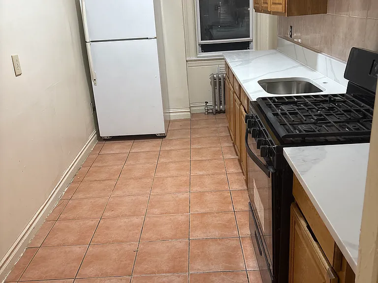 135-137 40th St #A4 — Photo 5