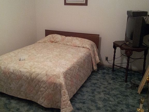 bedroom with full bed