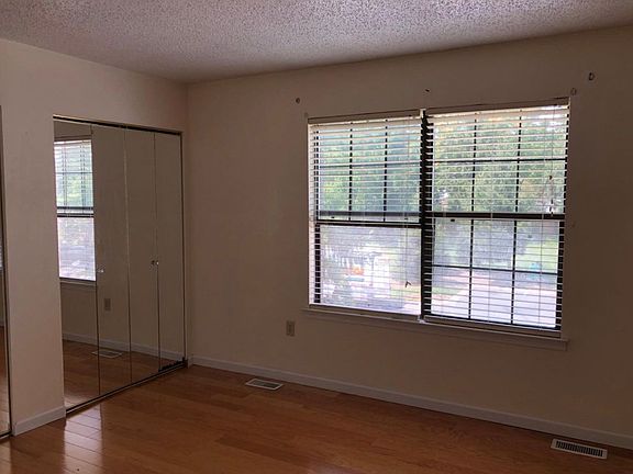5th image of 240 Hampshire Ct #240