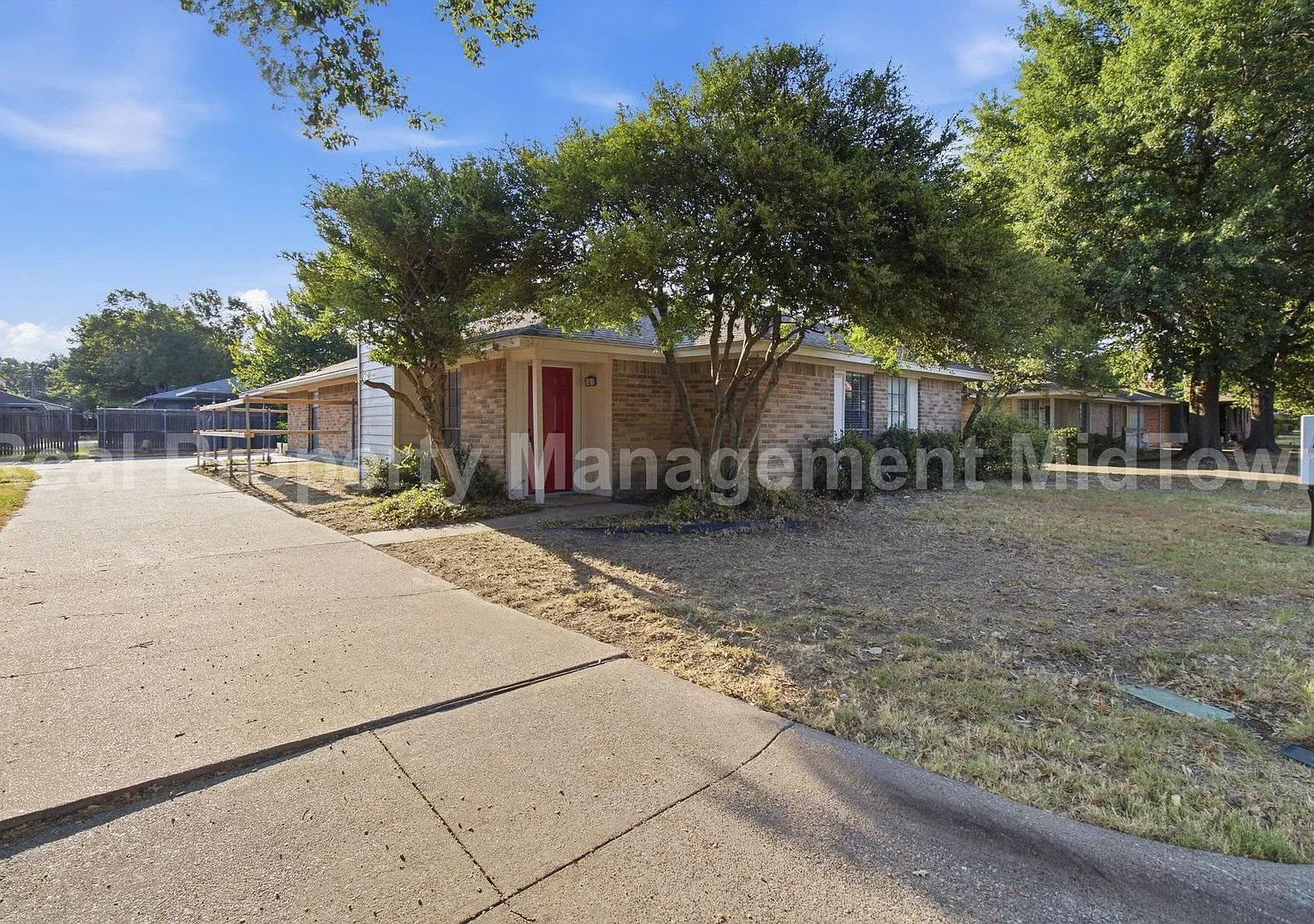 Charming 2-Bedroom Home in a Convenient Arlington Location — Photo 2