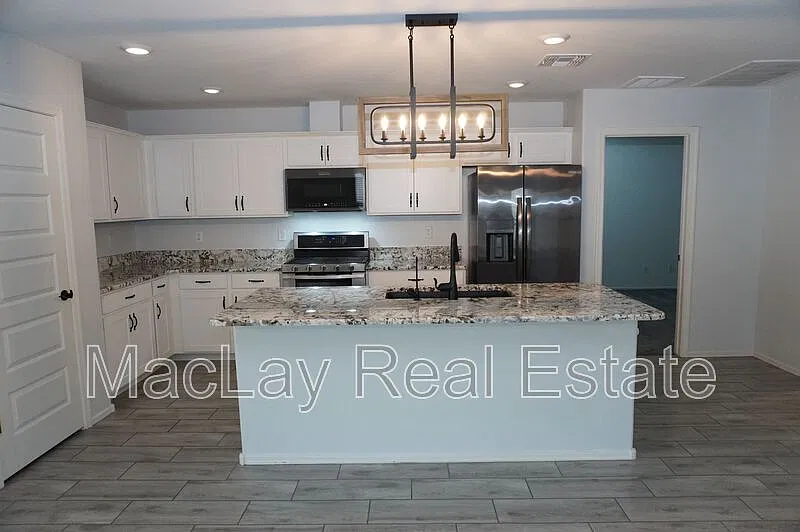4 bed, 2.0 bath, 1828 sqft, $2,700 — Photo 4